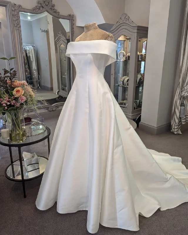 Off Shoulder Sleeve Wedding Dress With Detachable Beaded Band